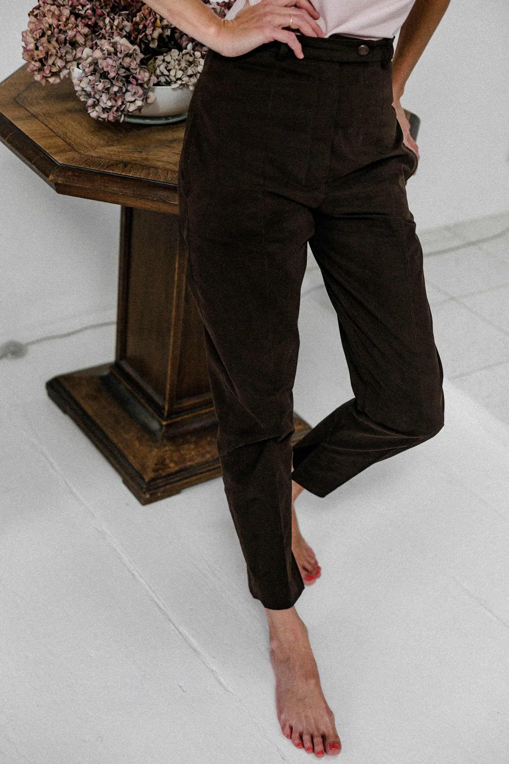 68-7 High-waisted, slim trousers with a stitched-in crease