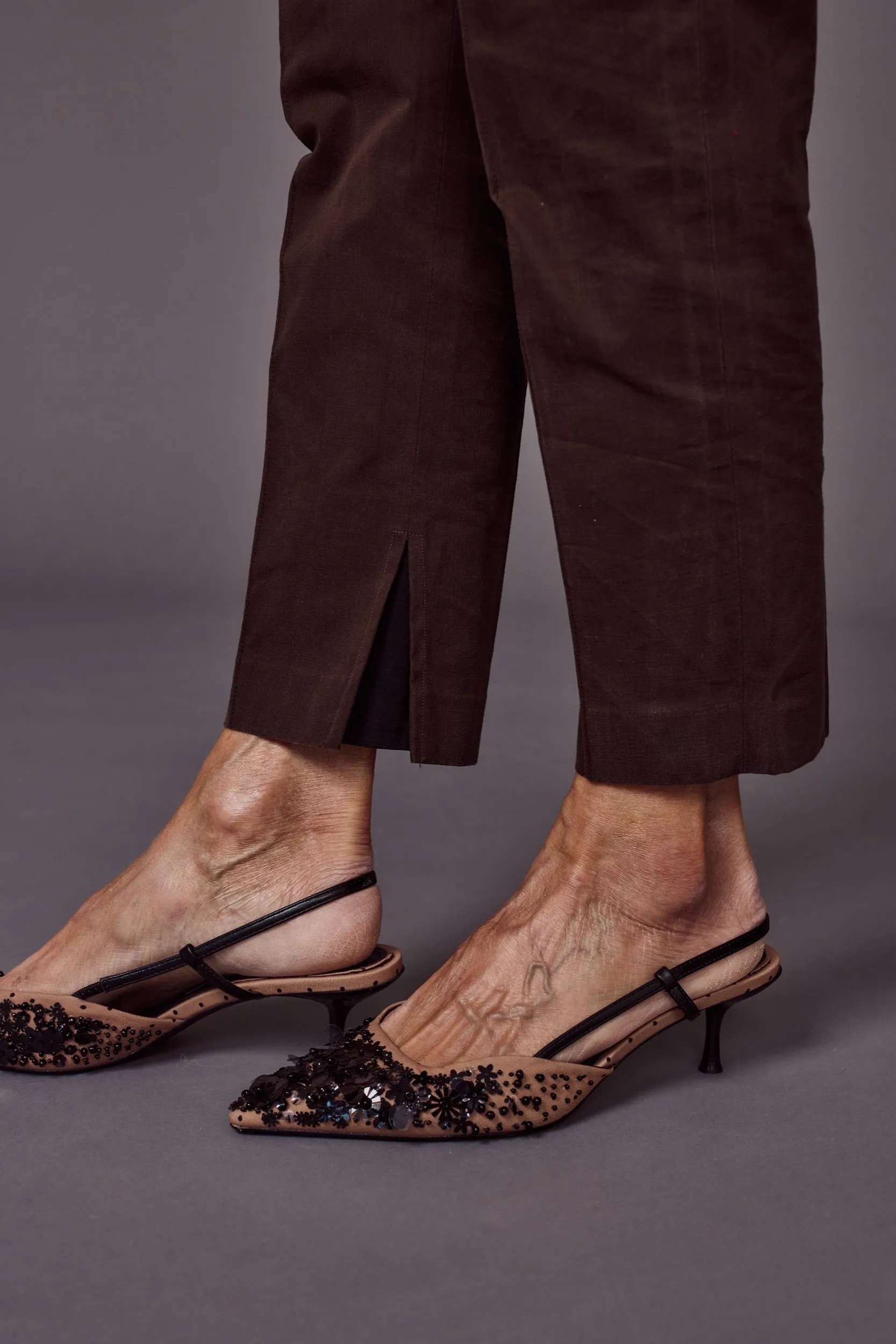 68-7 High-waisted, slim trousers with a stitched-in crease